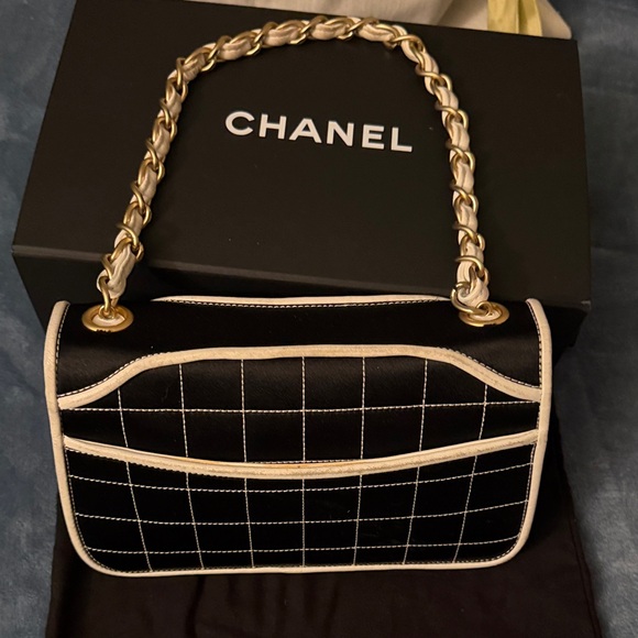 CHANEL Black and White Quilted Shoulder Bag with Gold Chain - Picture 3 of 15